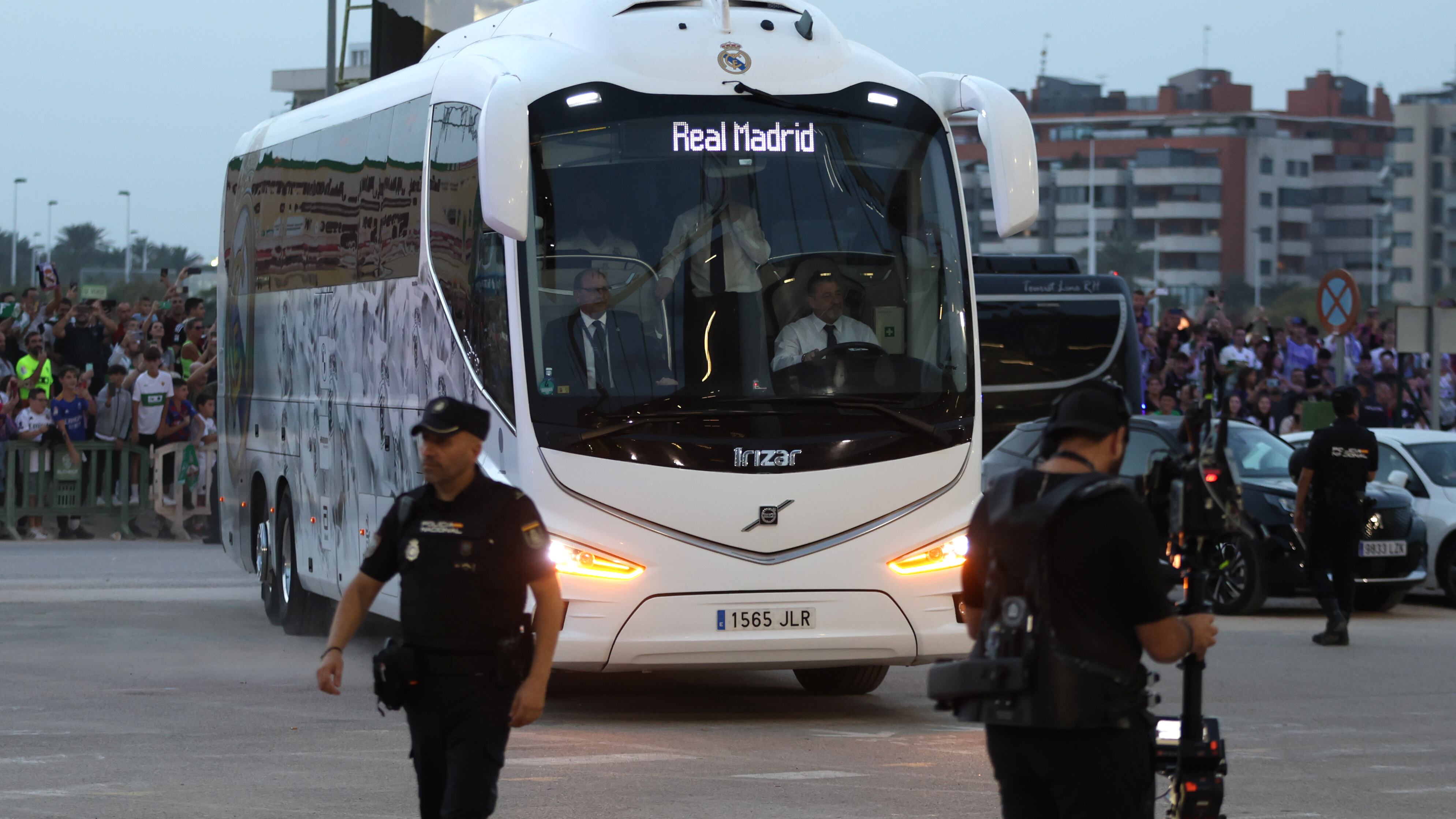 Bus del Real Madrid sufrió un accidente en su regreso a España tras partido contra Liverpool