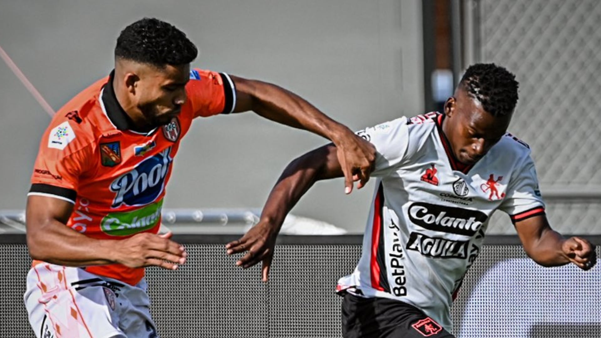 Hinchas del América estallaron por una jugada de penal