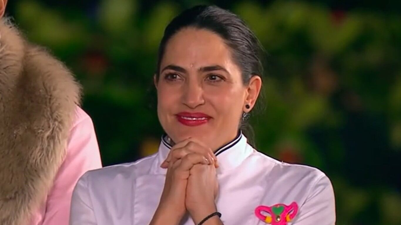 La actriz Carolina Cuervo logró llevarse el cupo luego de preparar un chile relleno capeado con Estiwar G en ‘MasterChef Celebrity’.
