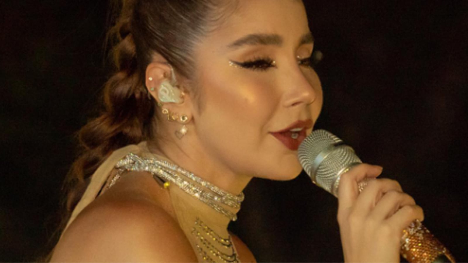 Paola Jara es criticada por hacerse muchas perforaciones en su oreja y por algunos defectos.