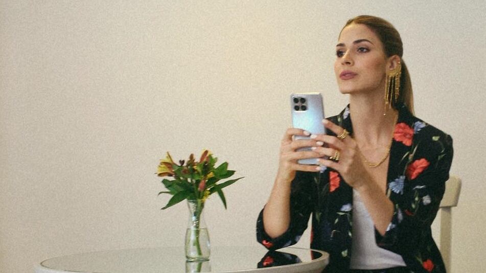 Simulando algunas de las reacciones de cuando no encontramos el teléfono celular es como la presentadora Gabriela Tafur recrea y habla de la importancia de esto.