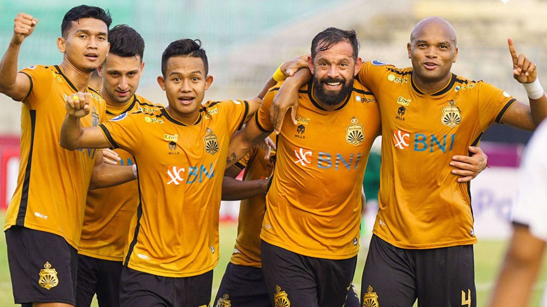 Mier no perdonó y debutó con gol en Indonesia.