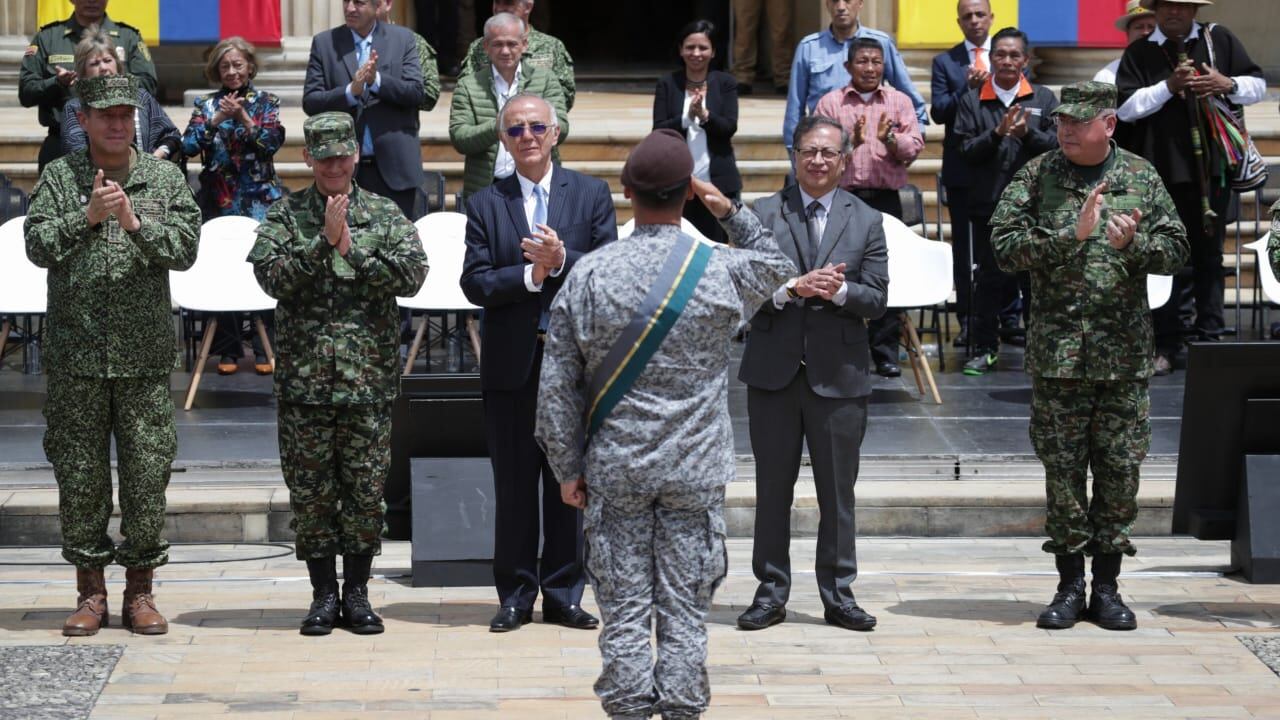Condecoración de Petro a las personas involucradas en el rescate de los niños