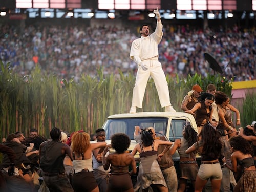 Los mensajes políticos de Bad Bunny detrás de su presentación en el medio tiempo del Super Bowl