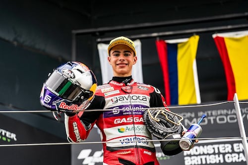 David Alonso acarició su primera victoria en Moto2, pero se la quitaron en la última curva