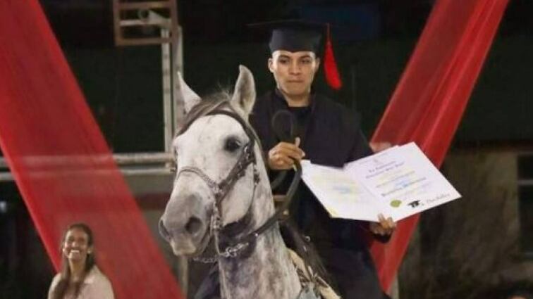 El joven recibió su diploma de graduación montado en su caballo