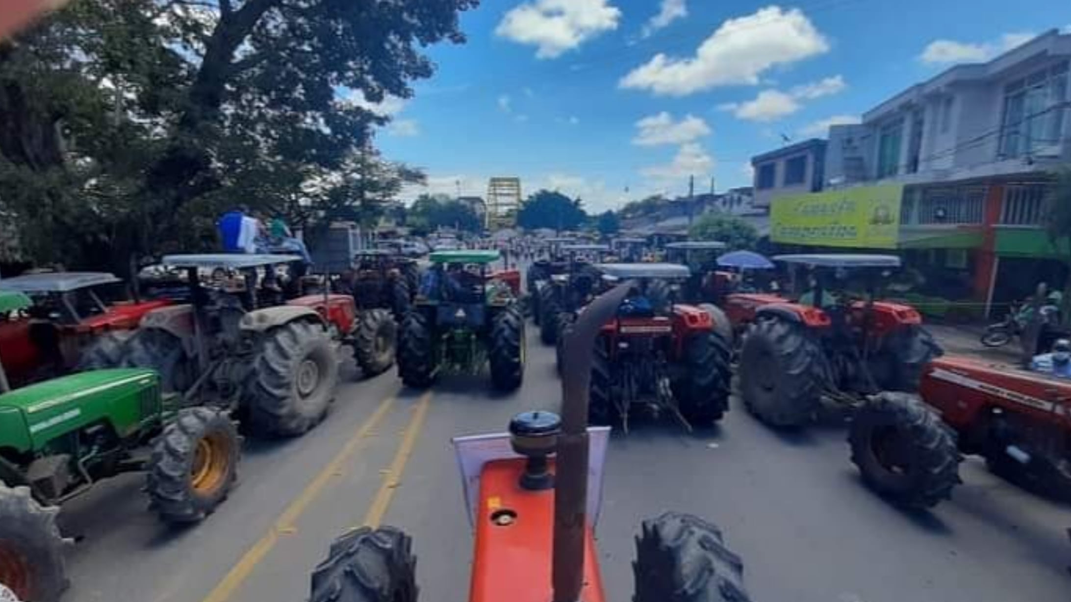 Campesinos sacan sus tractores para protestar este 28 de abril/ Foto: Twitter @diegoandres_g