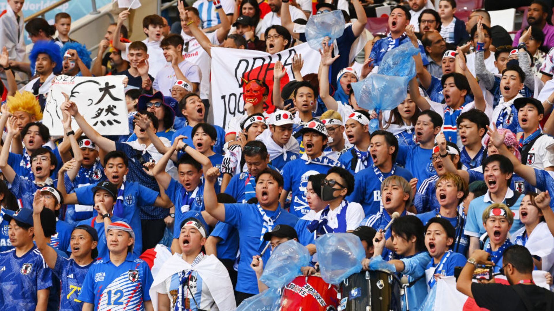 La barra de Japón y sus cánticos sudamericanos.