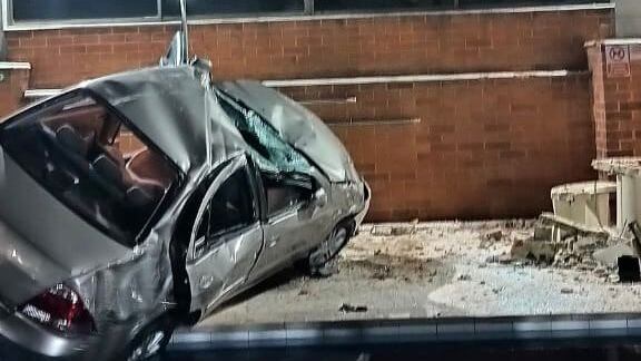 Carro cayó del parquedero