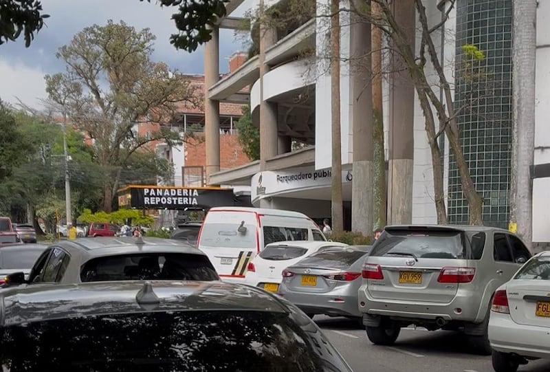 Denuncias de mal parqueo en sector Obelisco de Medellín.