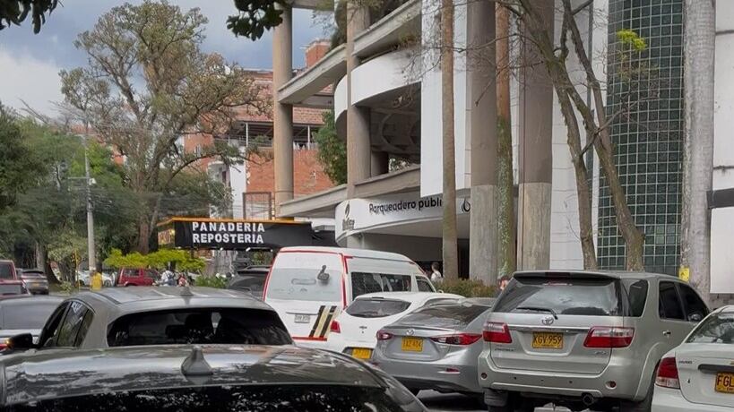 Denuncias de mal parqueo en sector Obelisco de Medellín.