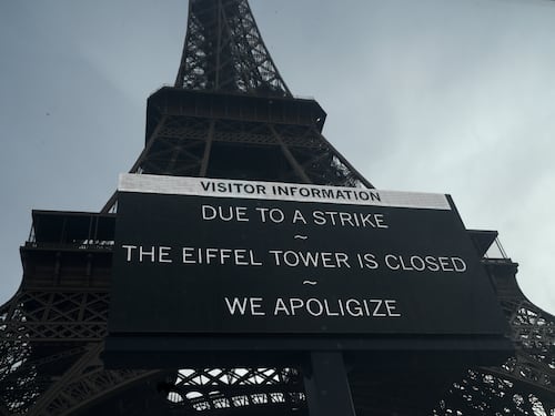 Torre Eiffel cierra sus puertas a visitantes en vísperas de Año Nuevo