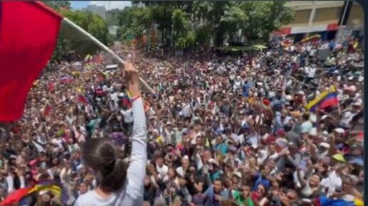 Denuncian que encapuchados retuvieron camión donde se moviliza María Corina Machado en gran manifestación.