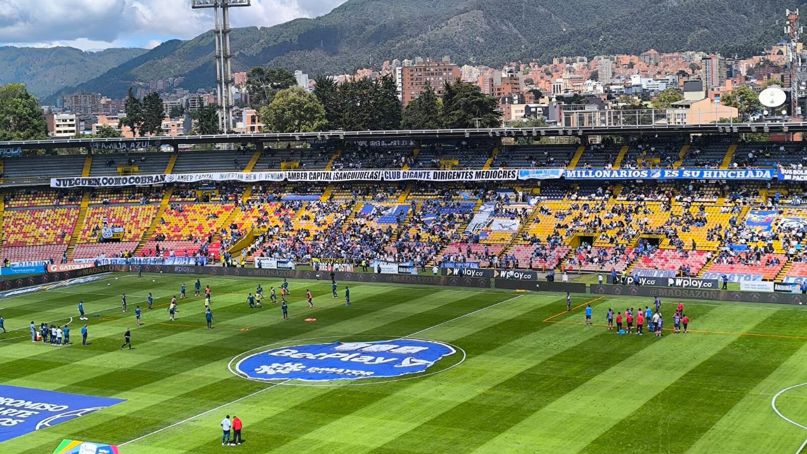 Hinchas de Millonarios llenaron El Campín de pancartas contra los dueños del equipo