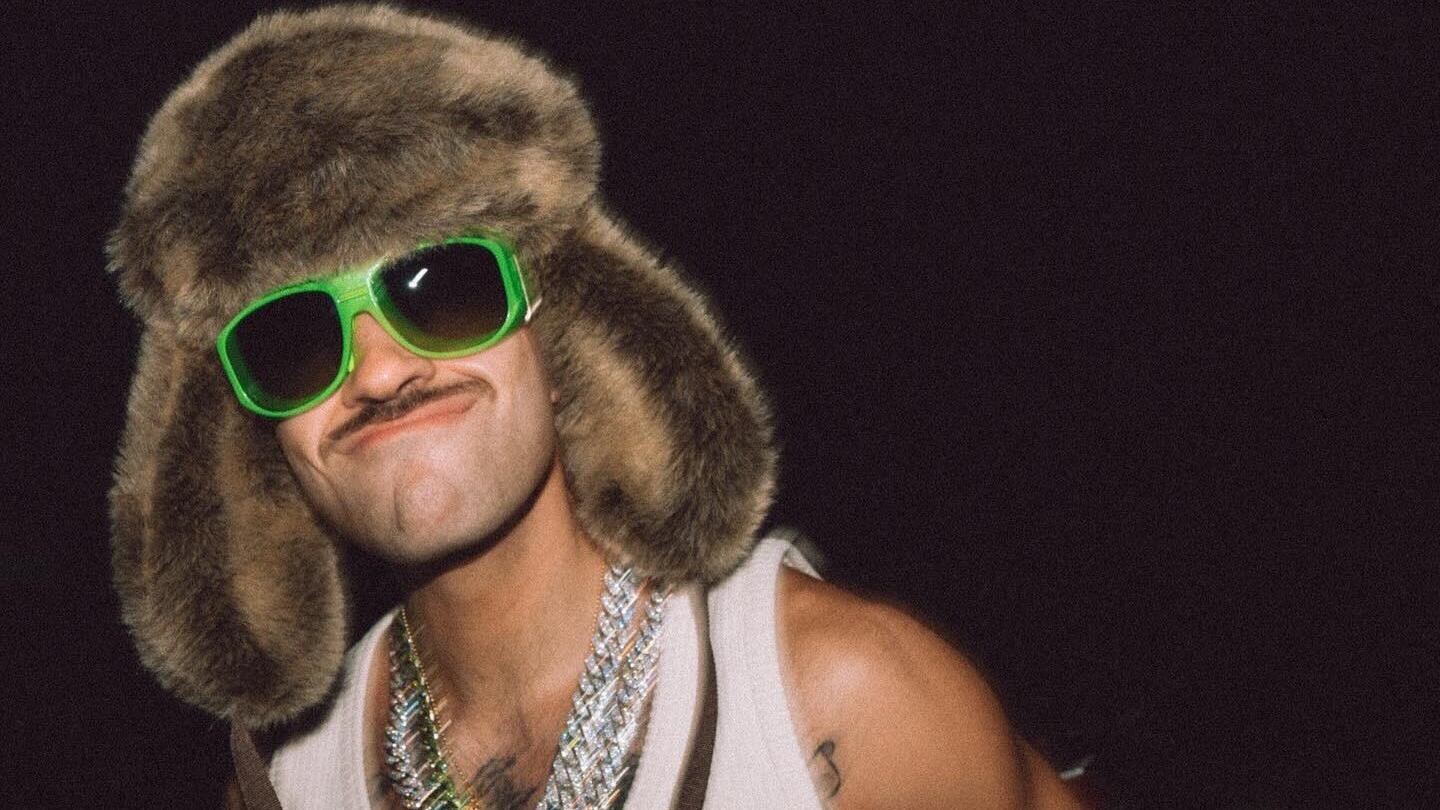 Feid dejó su habitual apareciendo a un lado y aseguran que se debe a influencia de Karol G.