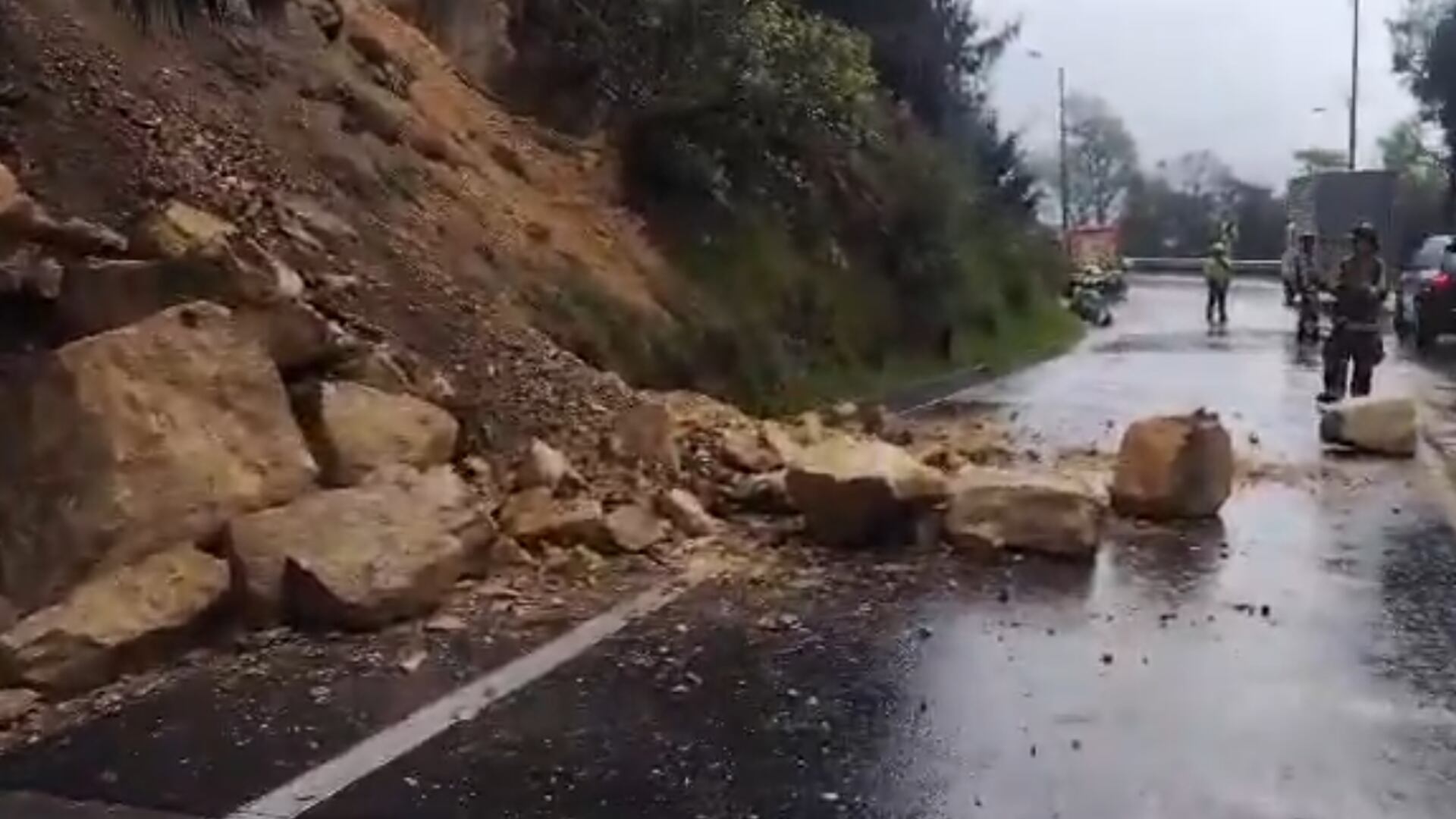 Por las lluvias en Bogotá cayeron rocas en la vía Bogotá - La Calera: hay afectación a la movilidad