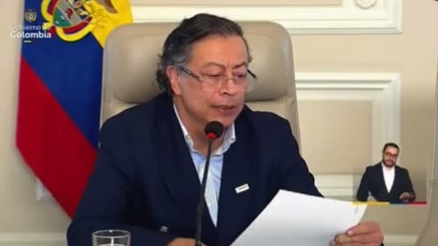 Foto Petro ofrece disculpas públicas a periodistas por polémica frase “muñecas de la mafia”.