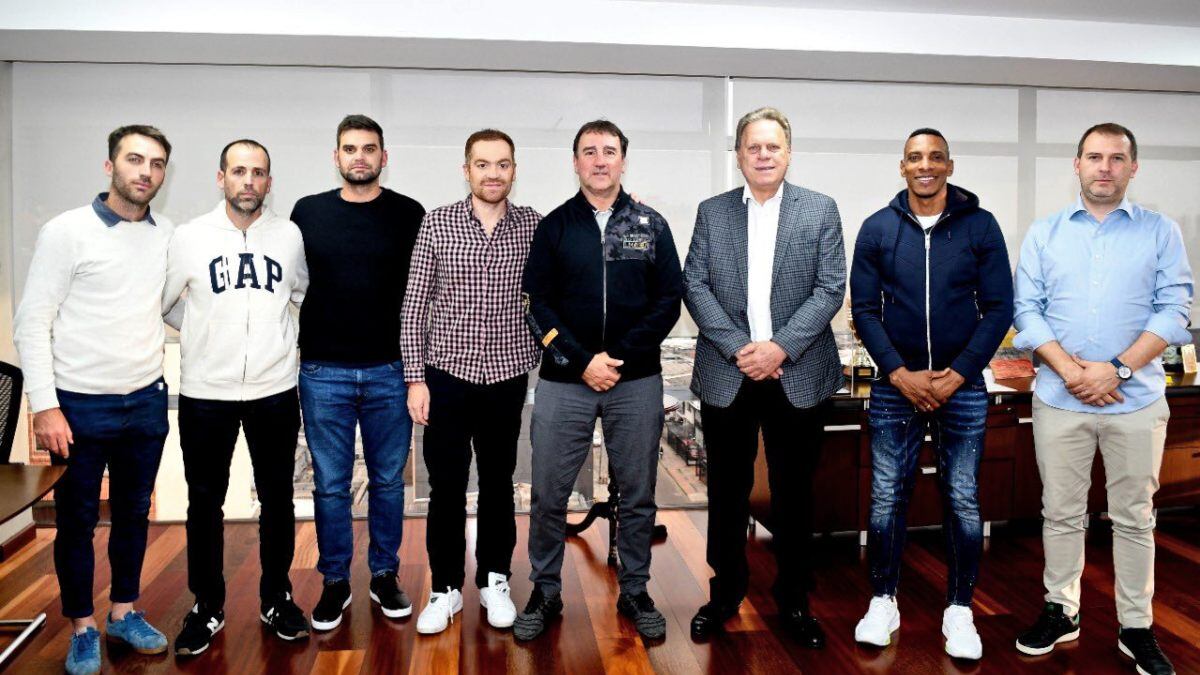 Habemus cuerpo técnico: Lorenzo llegó a Colombia y se revelaron sus acompañantes