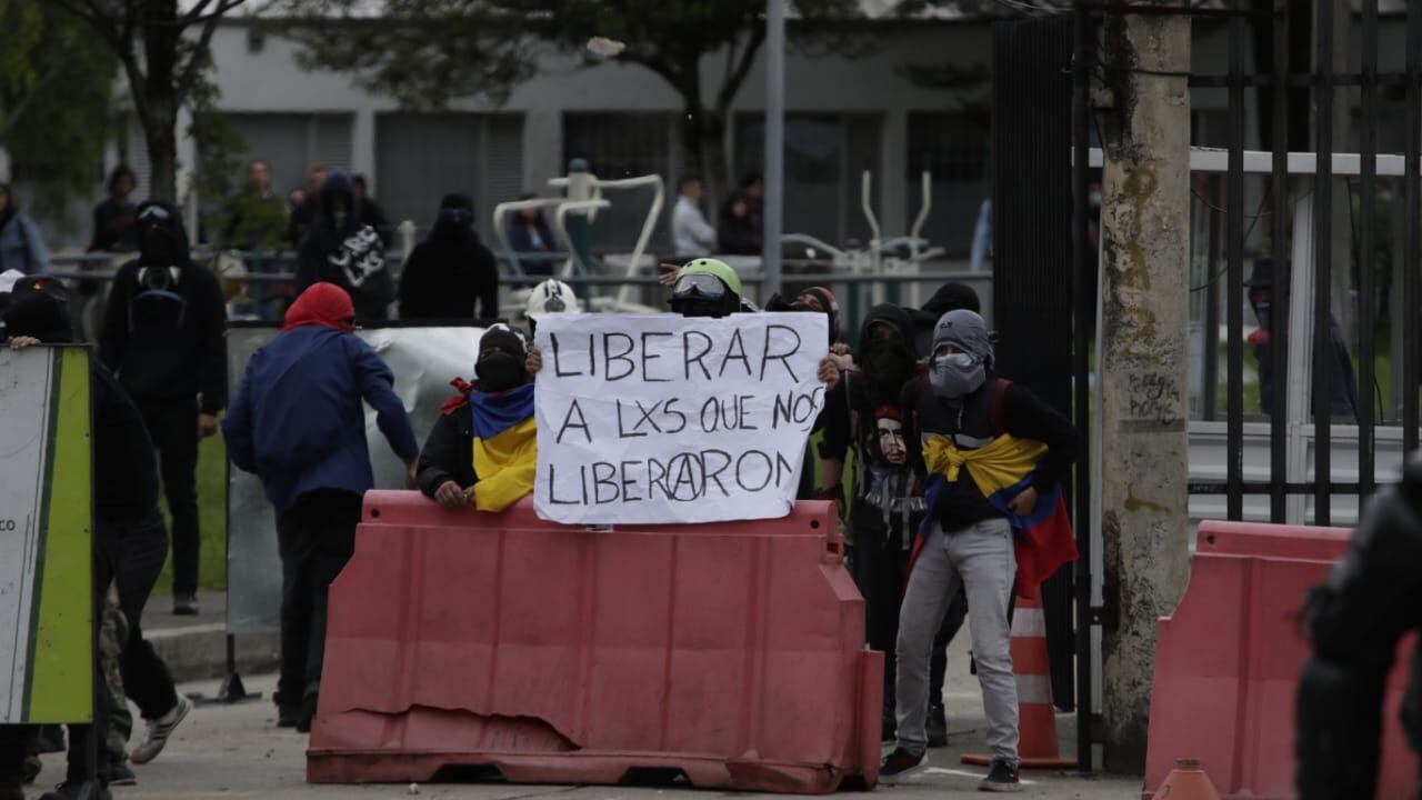 En disturbios terminó la manifestación de la primera línea que pedía la liberación de los presos políticos. La marcha inició en la Universidad Nacional, continuó hasta el búnker de la Fiscalía, y allí se dió el primer encontrón con el Esmad. Desde allí se movilizaron hasta la Universidad Nacional, donde continúan los enfrentamientos. La Calle 26, en ambos sentidos, se encuentra bloqueada