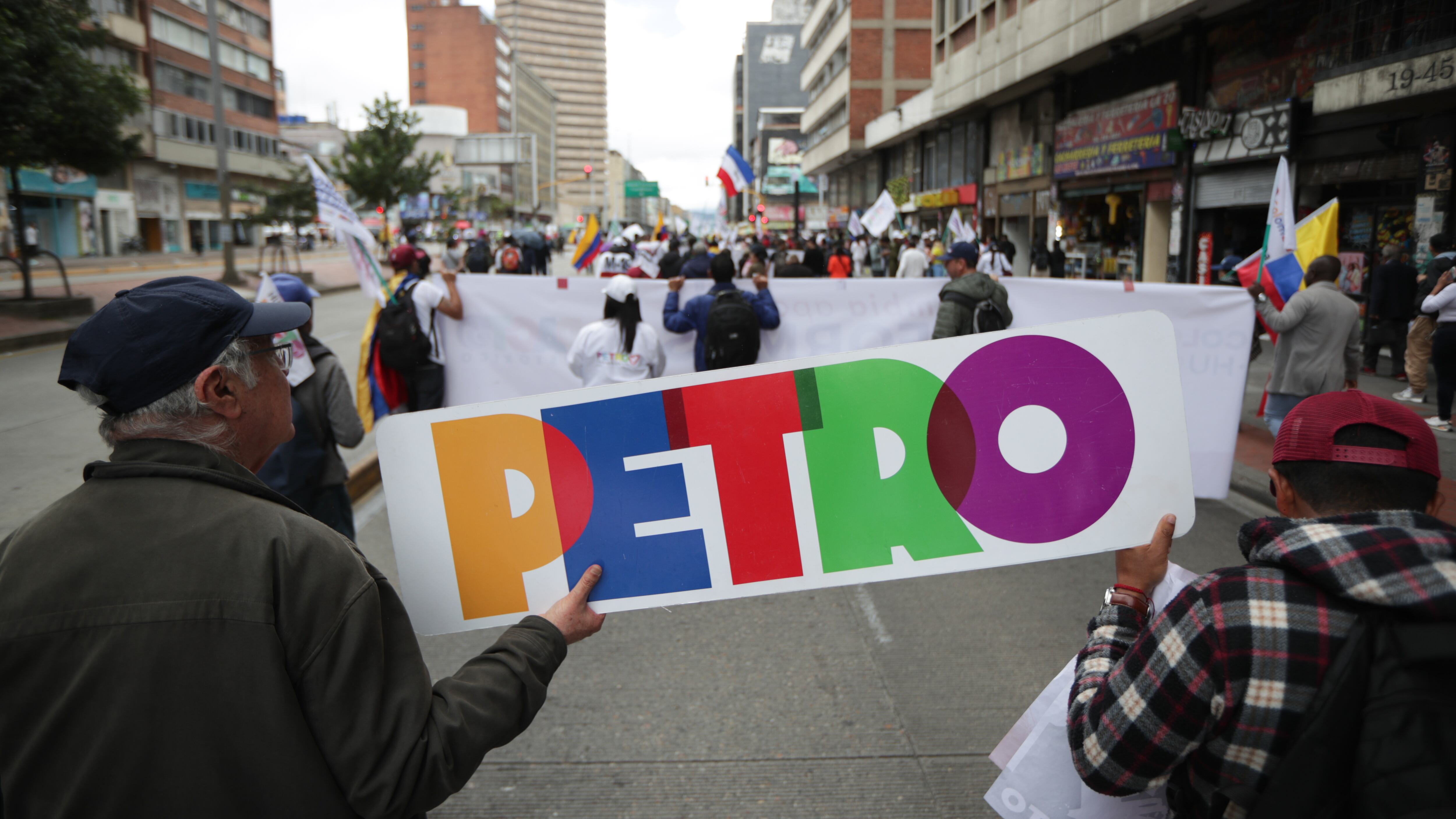 Seguidores del presidente Gustavo Petro marchan en apoyo a su gobierno por las calles de Bogotá