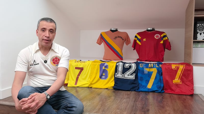 Una charla con Enrique Delgado: así es una de las mejores colecciones de camisetas de la Selección Colombia