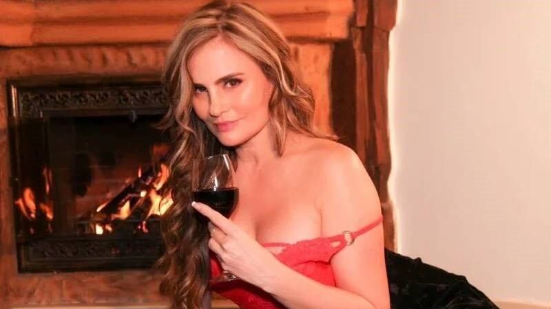 La cantante y actriz Aura Cristina Geithner sigue dando de qué hablar en redes sociales con sus sugerentes videos.