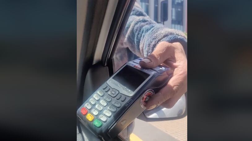 Ya no aceptan efectivo: Así es la nueva modalidad de pago de los limpiavidrios en las calles