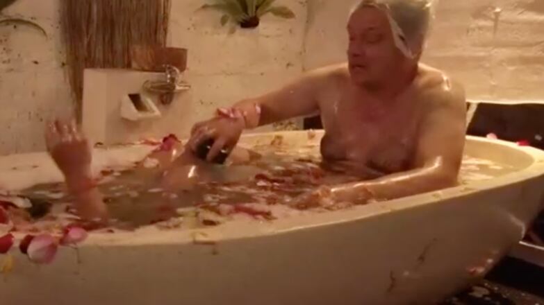 Don Jediondo y Carolina Cruz protagonizaron ‘apasionada’ escena en ‘La vuelta al Mundo en 80 Risas’ y se convirtieron en tendencia