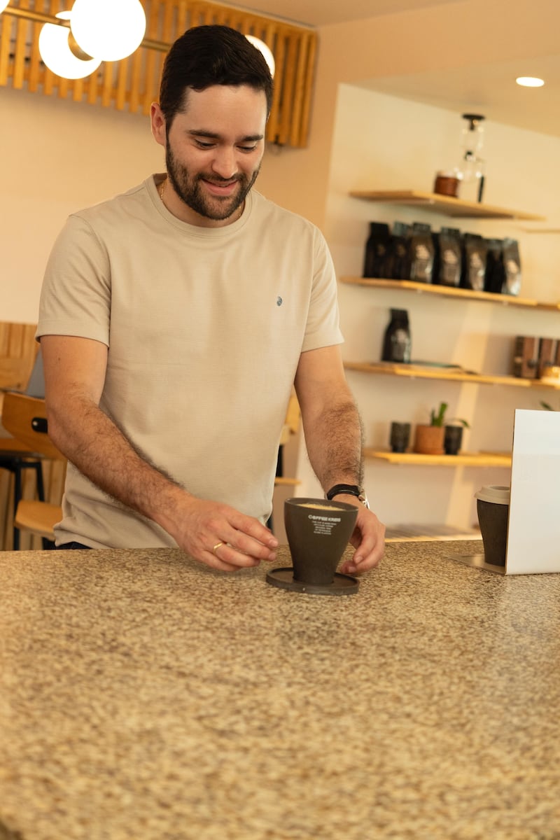 Foto barranquillero creó tazas hechas con residuos de café y ahora compite por USD 25.000 en #EmprendeEnTikTok.