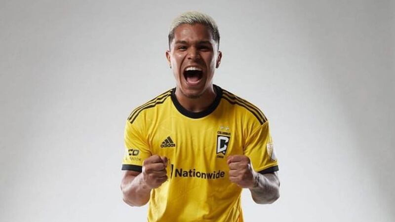 ‘El Cucho’ Hernández la pica con sutileza y le da el triunfo a Columbus Crew
