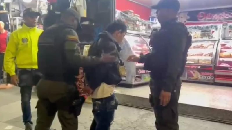Policías detienen en flagrancia a un hombre por extorsión a comerciantes de Kennedy en Bogotá
