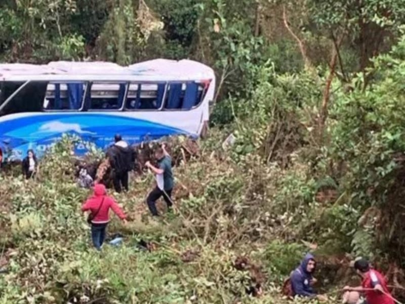 Bus de Copetrán cayó a un abismo en vía entre Bucaramanga y Arauca: hay un muerto y ocho personas heridas