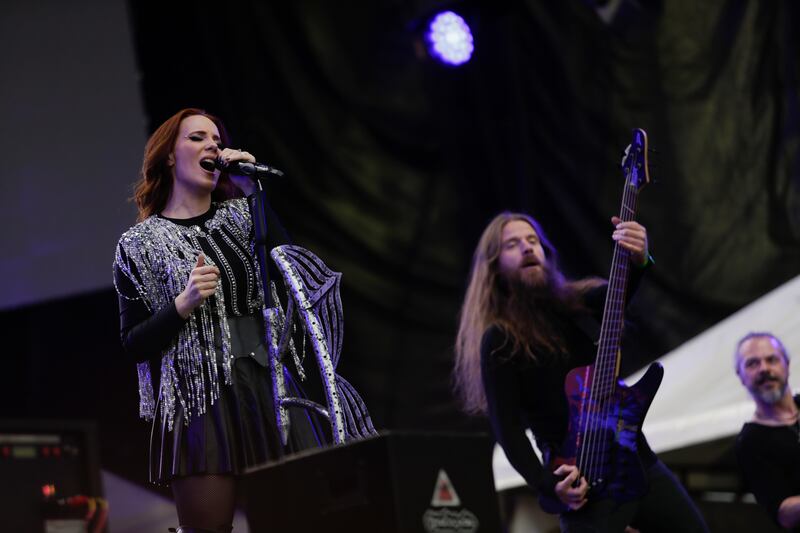 Epica, de Países Bajos, durante su presentación en Rock al Parque 2022.