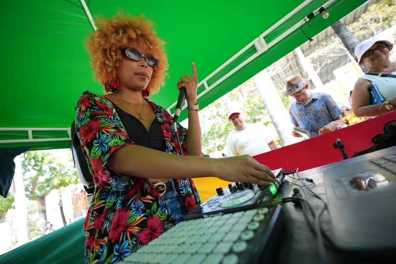 A través del proyecto “Amplificadas”, las mujeres de la cultura sonidera, picotera y sound system de Colombia y México están transformando el escenario musical con identidad y resistencia.