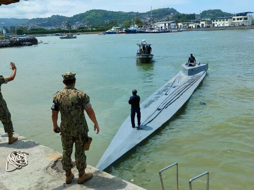 ¡De película! Capturan sumergible con 50 millones de dólares en cocaína en Esmeraldas