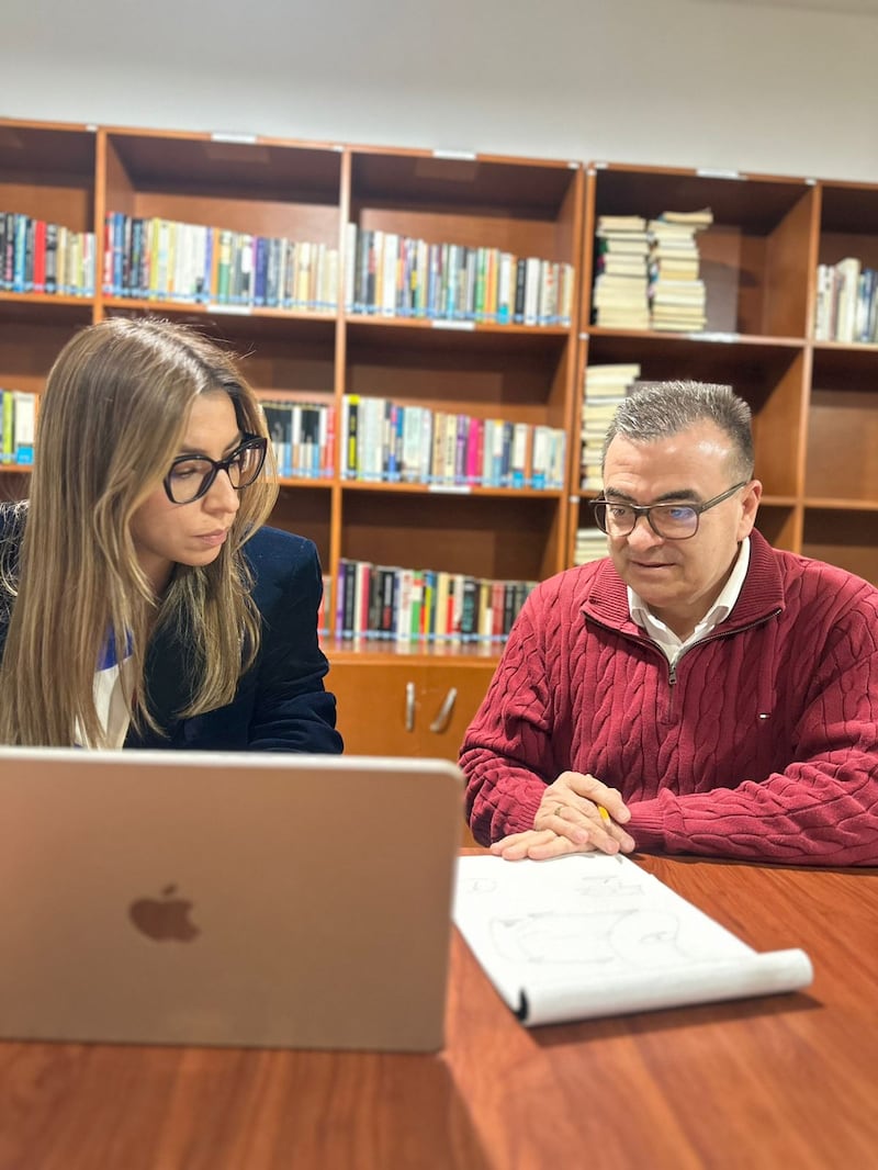 Foto el libro que revela la trama de corrupción en la UNGRD: Paula Bolívar expone contratos, sobornos y desvío de recursos.