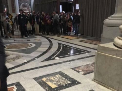 Techo de Basílica de San Pedro se cae a pedazos después de declaraciones del Papa sobre el infierno