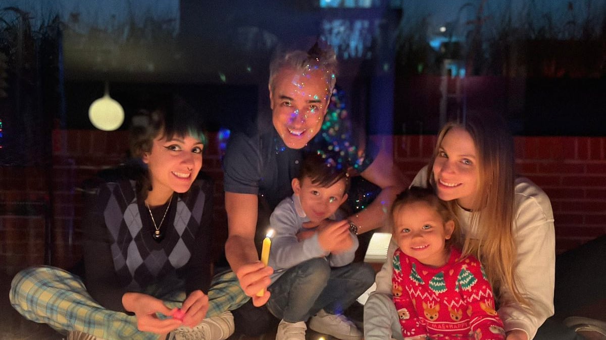 Jorge Enrique Abello junto a su esposa y sus tres hijos en diciembre de 2022