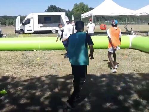 (Video) El pelotazo del presidente de Francia a un joven durante un partido de fútbol