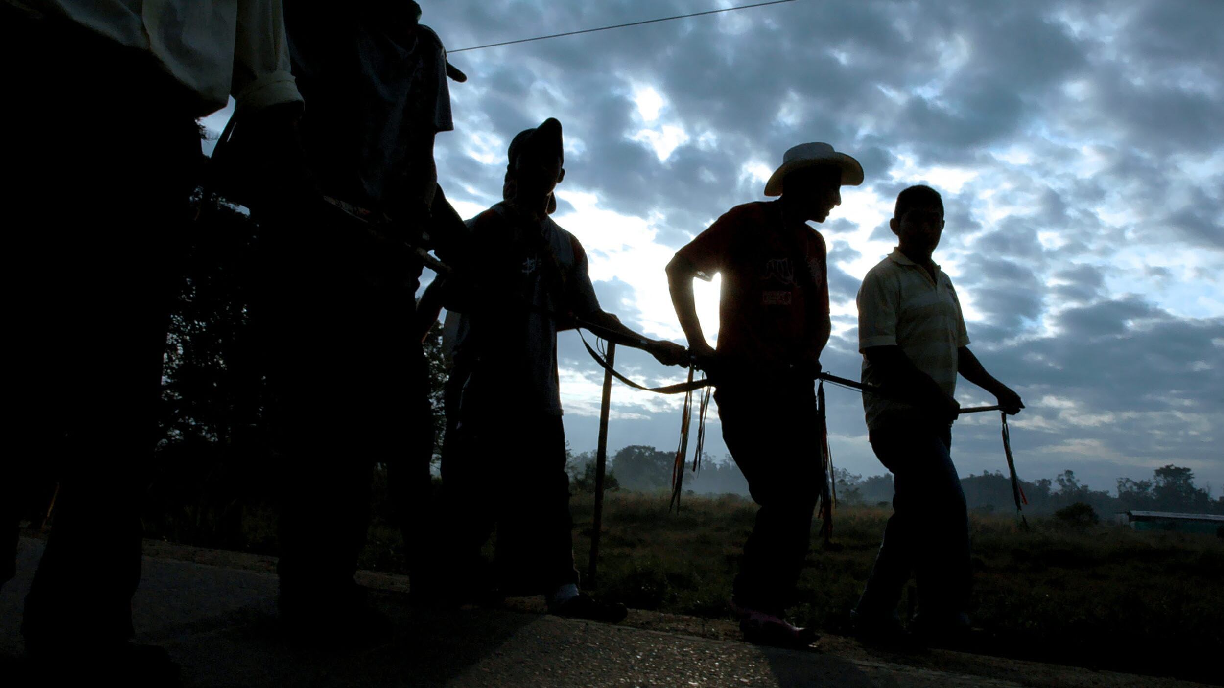 Indígenas parten hoy, 25 de octubre de 2008, desde Jamundi a la ciudad colombiana de Cali, donde los manifestantes se reunirán mañana con el presidente colombiano, Álvaro Uribe, para exigirle que cese la violencia contra sus pueblos y en reclamo de las tierras que consideran ancestrales. A la cita de mañana con el jefe de Estado llegarán más de 50.000 personas, entre nativos, sindicalistas, camioneros y los cortadores de caña de azúcar, en huelga desde el pasado 15 de septiembre.