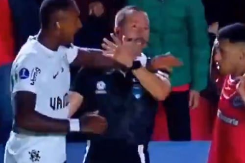 “Te pego en la cara, m…”, jugador le metió la mano al juez de línea en la Copa Sudamericana