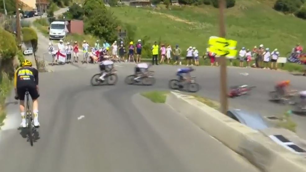 Egan Bernal sufrió impactante caída que alarmó a muchos en el Tour de Francia