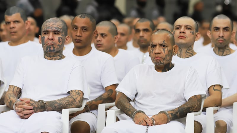 El Salvador procesa a cientos de pandilleros en uno de los juicios más grandes de su historia