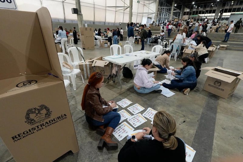 Imágenes de la jornada electoral en Antioquia: ciudadanos votando, jurados de mesa, puestos de votación y el conteo de votos al cierre de las urnas.