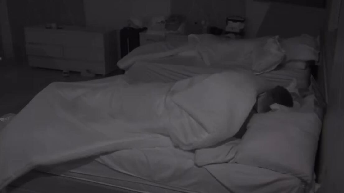 El momento íntimo entre Melfi y Nataly Umaña se dio en horas de la madrugada mientras compartían cama en su nueva habitación.