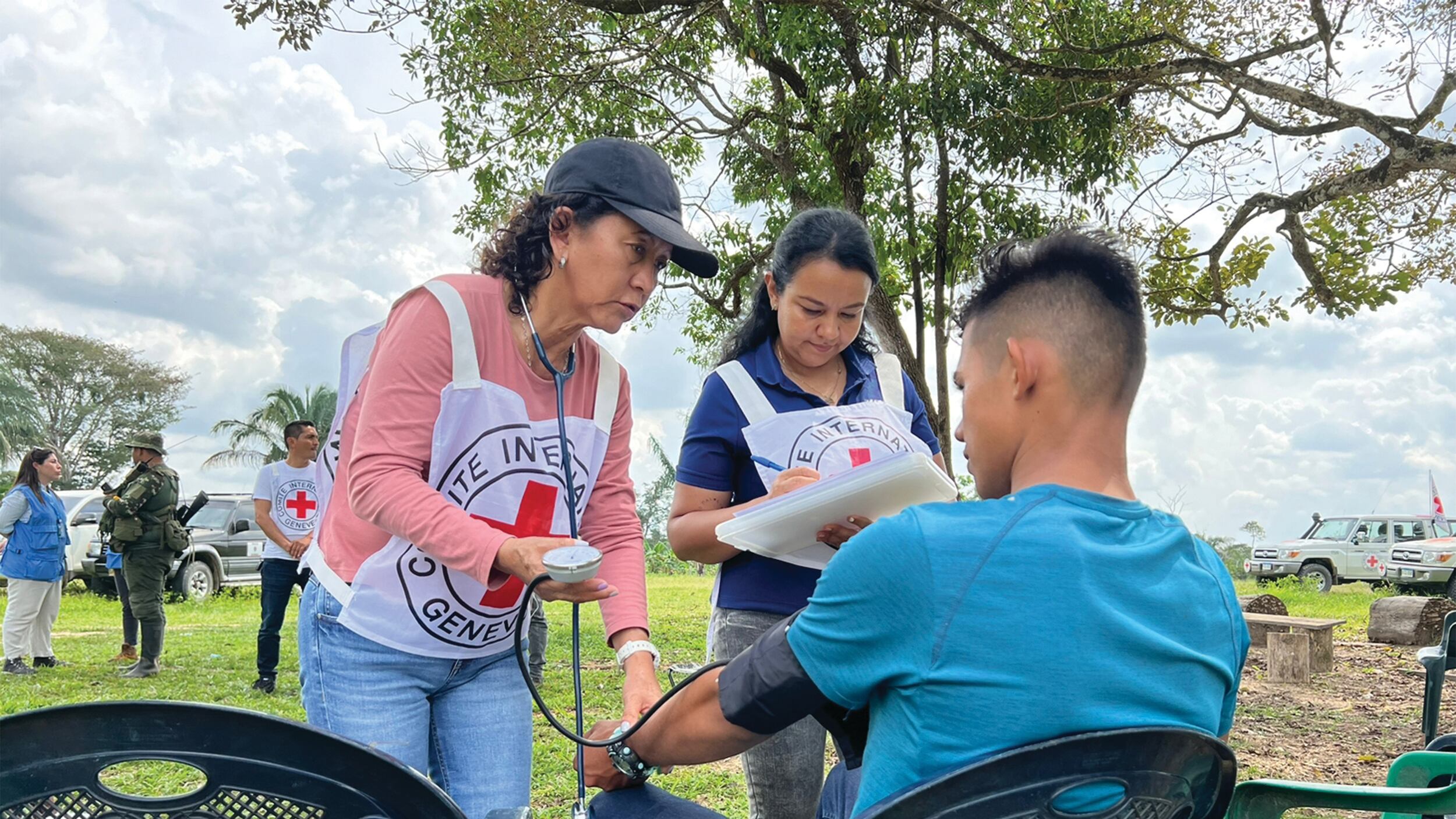 Personal de salud médicos y enfermeras en zonas de conflicto.