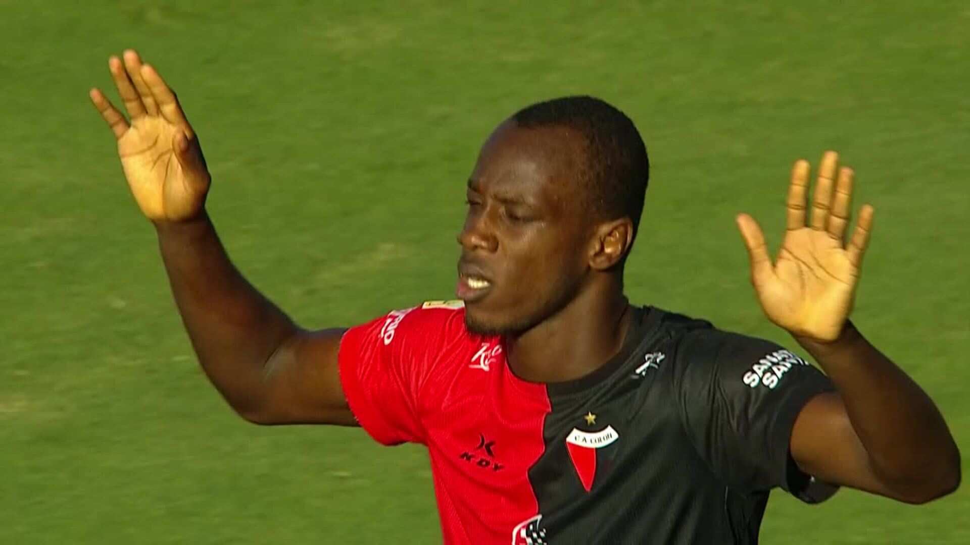 Baldomero Perlaza reapareció con gol en el clásico de Santa Fe en Argentina.