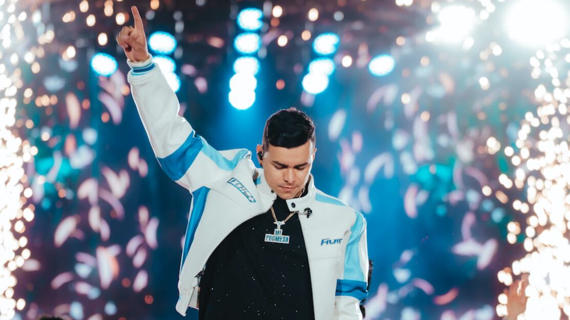 El artista colombiano hizo historia como el primer cantante de música regional popular en llenar el estadio El Campín, donde convocó a 45 mil personas