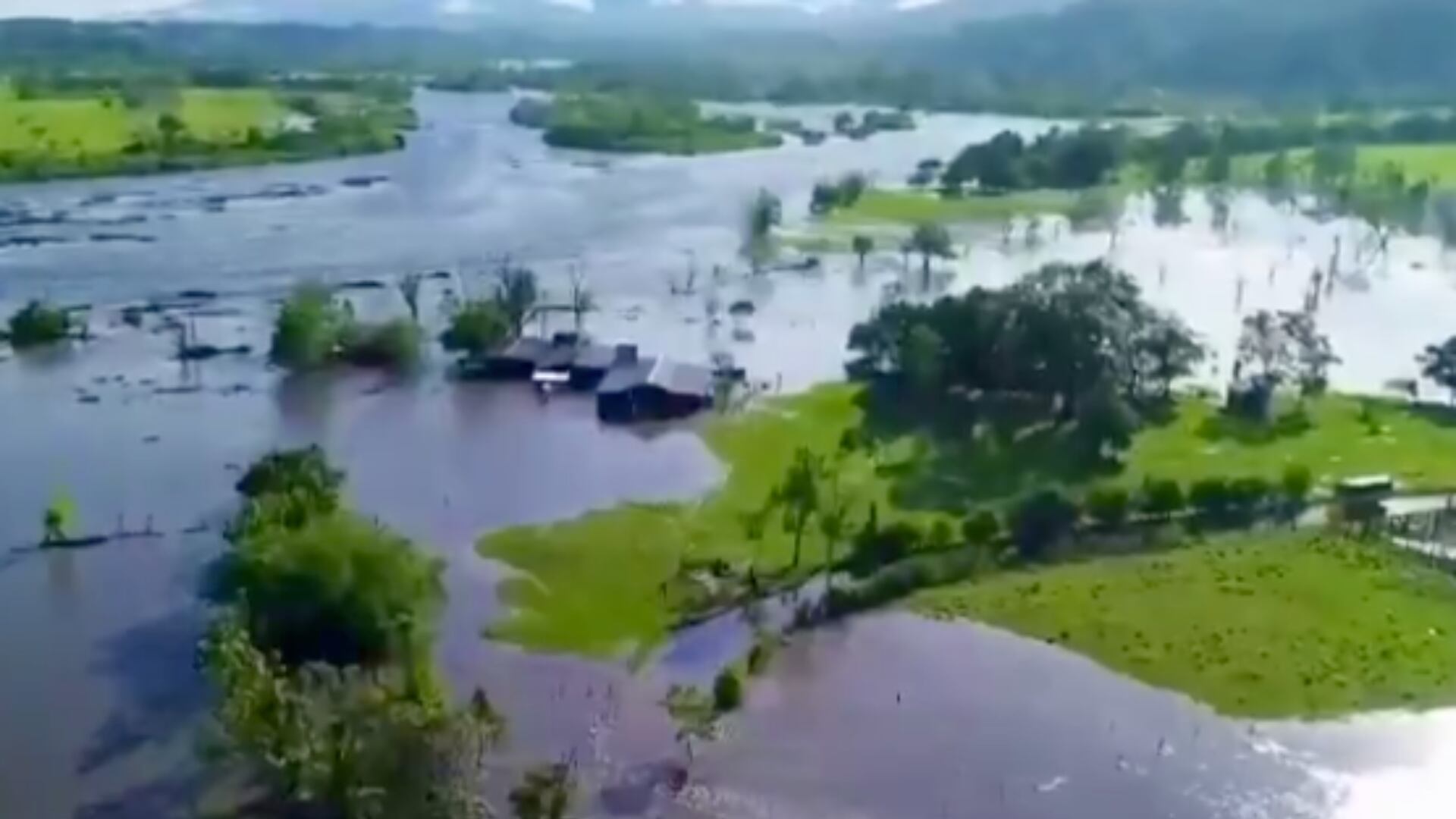 Más de 100 familias se quedaron sin hogar tras el desbordamiento del río Magdalena