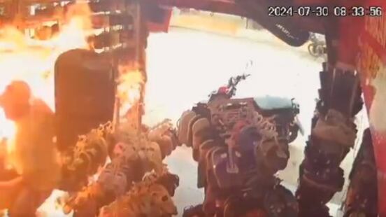 Antisocial incendió el local del negocio su expareja y quedó grabado en video.